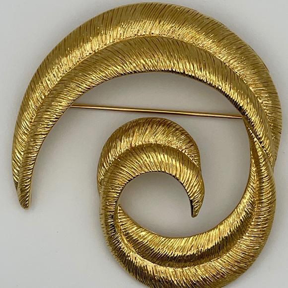 Vintage Gold Tone Brooch Circle Feather Leaf 2" Spiral - Picture 1 of 7